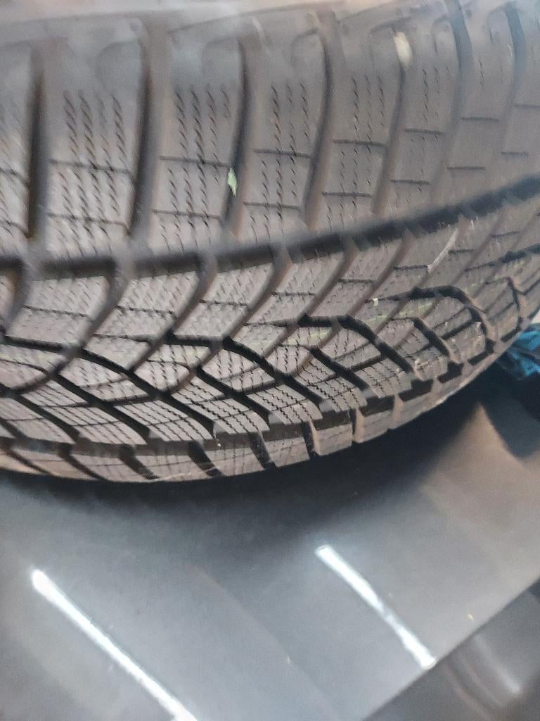 2 Pneus hiver goodyear 235 45 17 97v neufs, Autos : Pièces & Accessoires, Neuf, Pneus hiver, Enlèvement, 235 mm