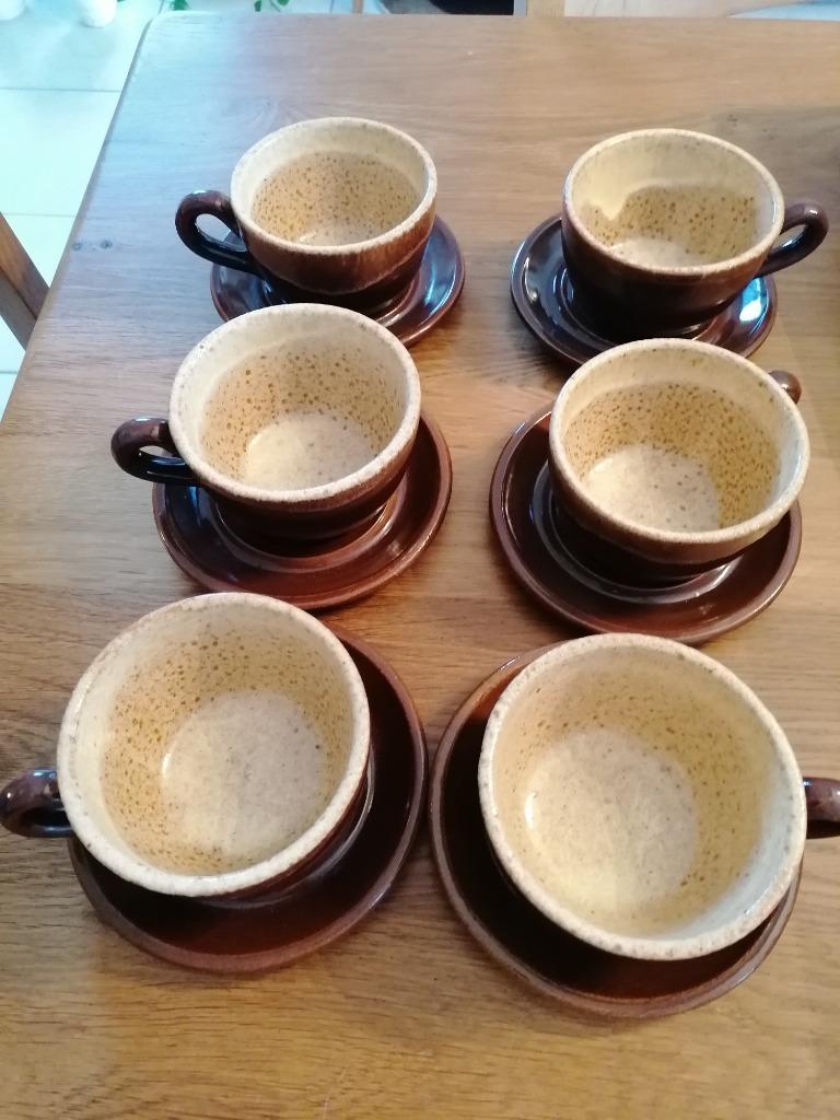 6 tasses et sous tasses en grès artisanal., Enlèvement ou Envoi, Comme neuf, Poterie, Tasse(s) et/ou soucoupe(s)