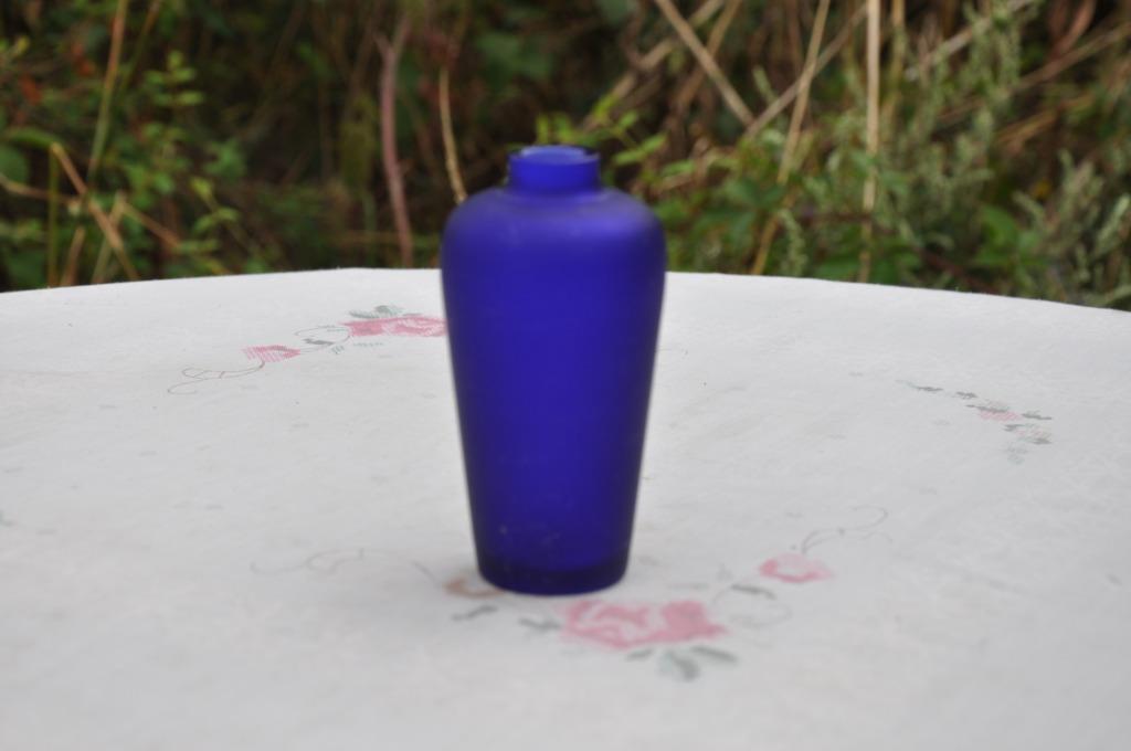 soliflore en verre bleu opaque, Moins de 50 cm, Enlèvement ou Envoi, Comme neuf, Verre