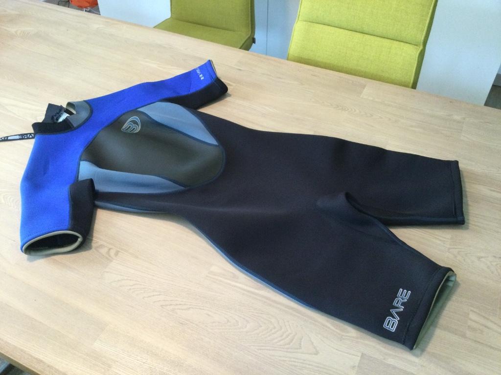 Bare Velocity 2,2mm Shorty Lady size 10 nieuw aan 45€, Sports nautiques & Bateaux, Plongée, Neuf, Combinaison de plongée, Enlèvement ou Envoi