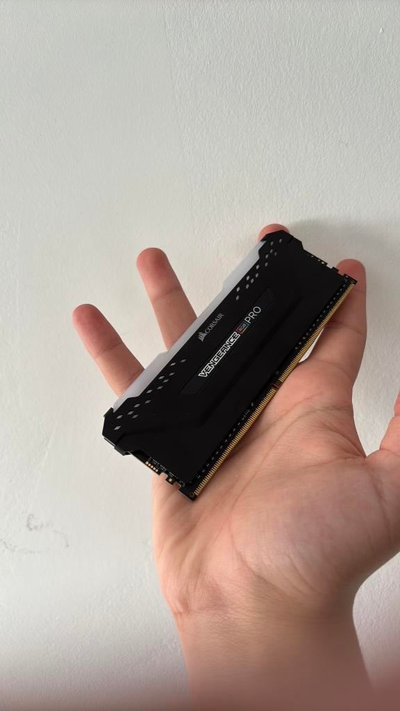 Barrette de RAM Corsair VENGEANCE RGB PRO, Informatique & Logiciels, Enlèvement ou Envoi, DDR4, 8 GB, Comme neuf