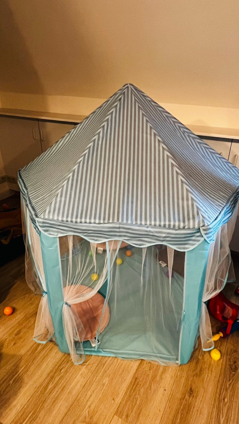 Licht blauwe speeltent, Enfants & Bébés, Jouets | Tentes de jeu, Enlèvement, Comme neuf