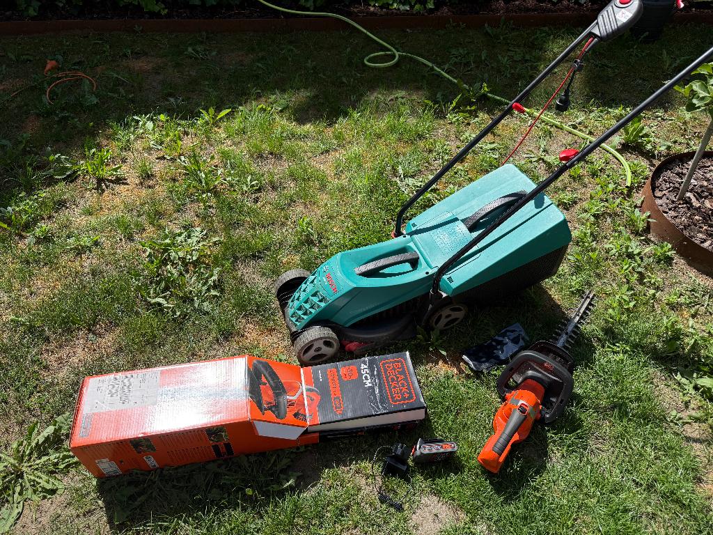 Grasmaaier Bosch + Black+Decker heggenschaar 18V, Tuin en Terras, Ophalen, Cirkelmaaier, Elektrische grasmaaier, Zo goed als nieuw
