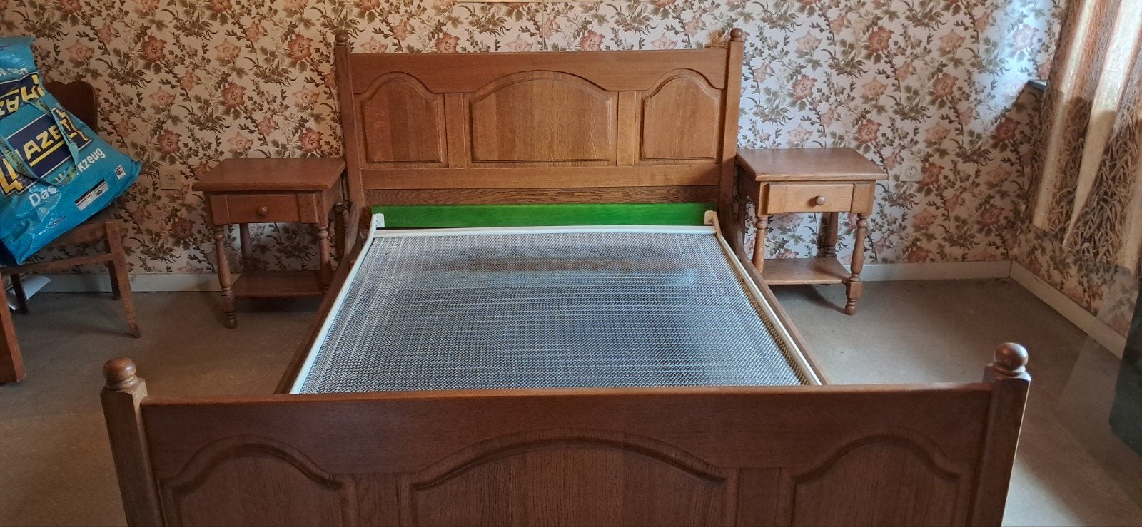 Houten bed met auping ressort en 2 nachttafels., Ophalen