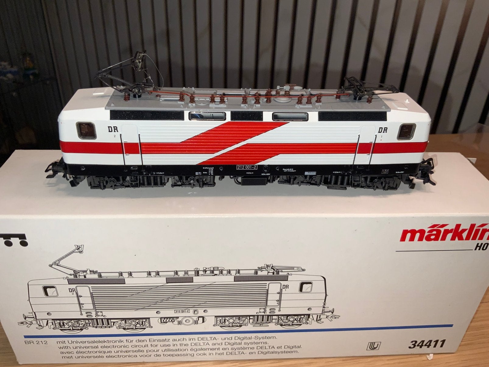 Locomotive électrique MARKLIN 34411 BR 212 001-2 DR, Hobby & Loisirs créatifs, Trains miniatures | HO, Analogique, Enlèvement ou Envoi