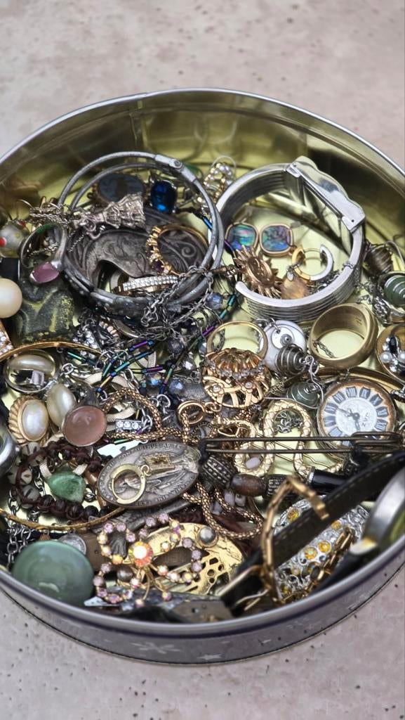 Groote vol antiek sieraden, Enlèvement ou Envoi, Cuivre