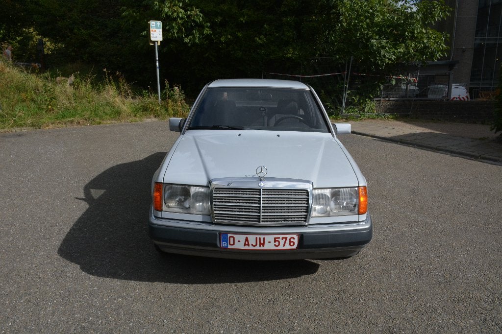 Mercedes 200D uit 1993, foto 2