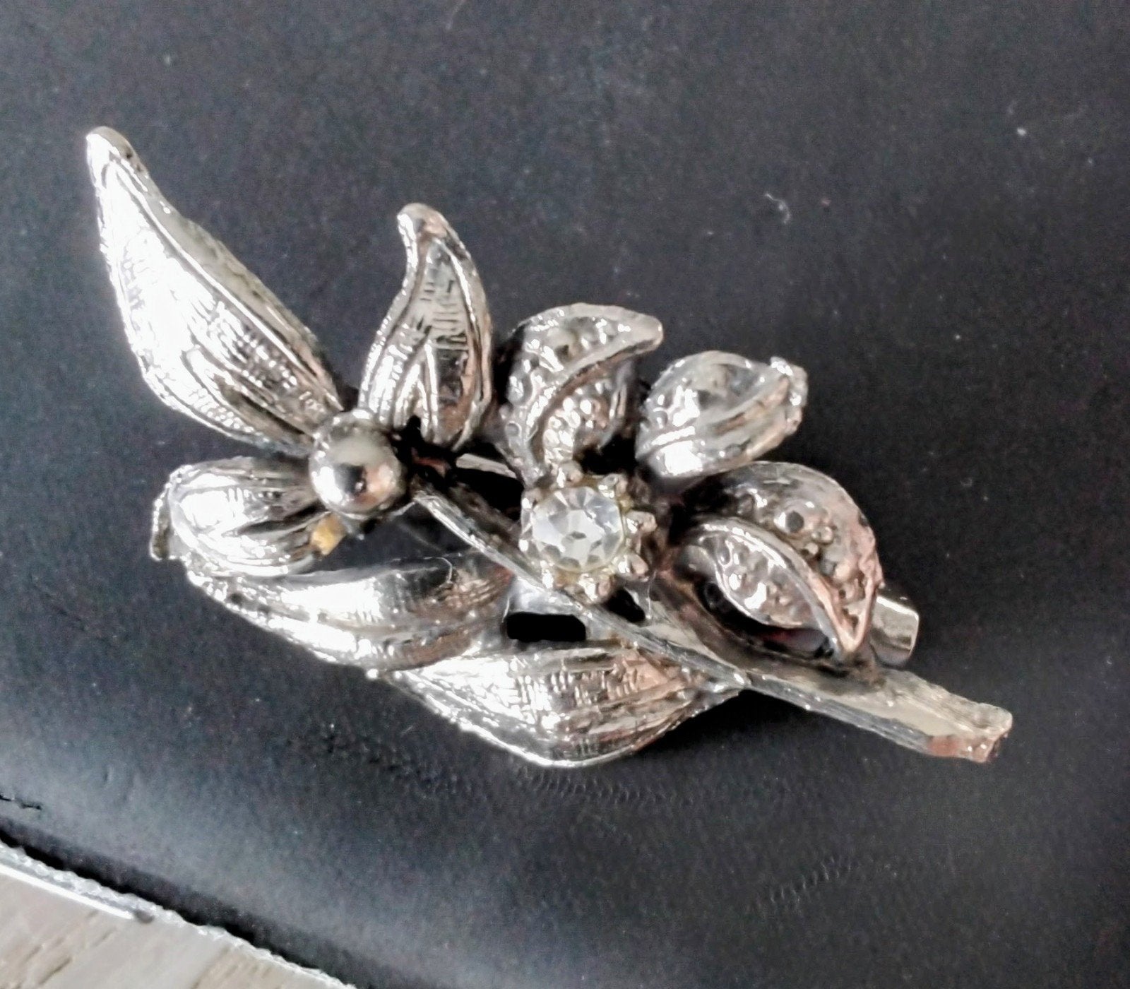 zilverkleurige broches 4cm x 2 cm, Antiek en Kunst, Ophalen of Verzenden