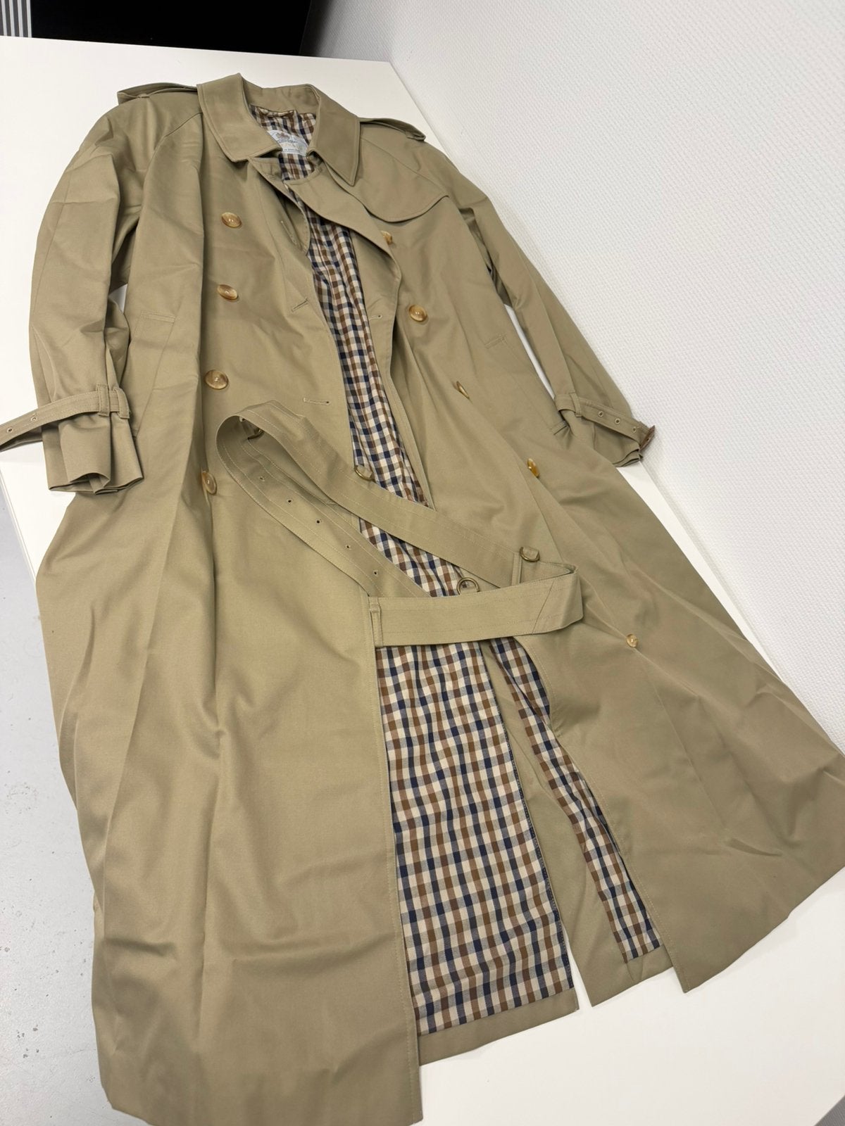 Trench-coat Aquascutum Aqua 5 beige XL, neuf, en Angleterre, Enlèvement ou Envoi, Neuf, Taille 56/58 (XL), Beige