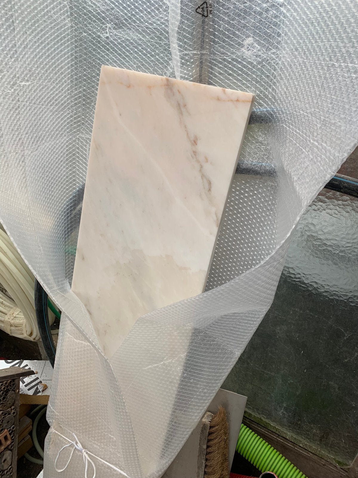 Mooie marmeren plaat (35x137x2) met wit/beige adering, Doe-het-zelf en Bouw, Platen en Panelen, Ophalen, Zo goed als nieuw