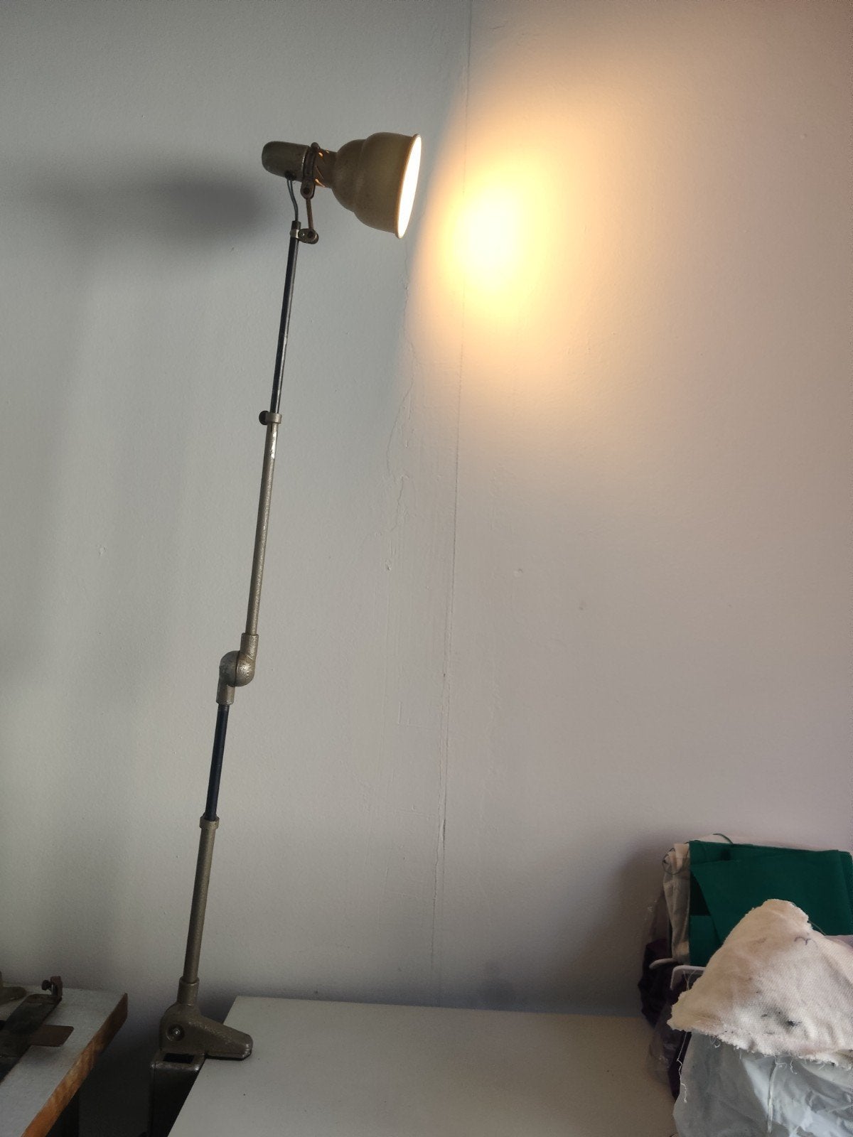 Ancienne lampe d’atelier LUMINA à étau — Style industriel /, Enlèvement ou Envoi, Métal