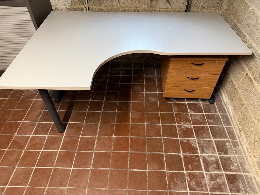 Groot professioneel hoekbureau, Huis en Inrichting, Bureaus, Gebruikt, Hoekbureau, Demontabel, Kabelgoot, Met lades, Opbergruimte