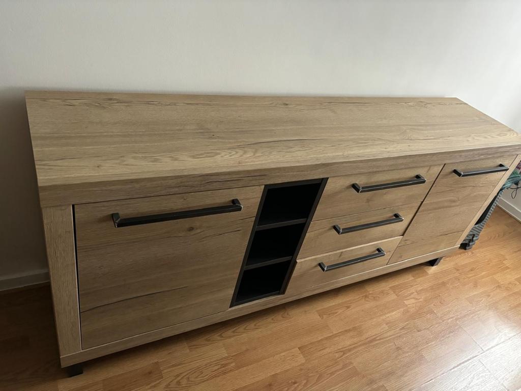 Alles behalve zetels  dressoir  tv kast  salon tafel 4 stoel, Ophalen