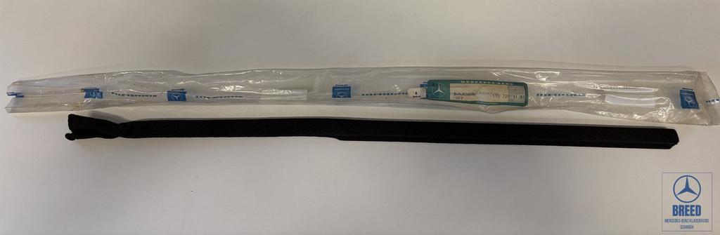 NOS kantbescherming voorzijde rechts voor Mercedes-Benz W114, -, Nieuw, Ophalen of Verzenden, -