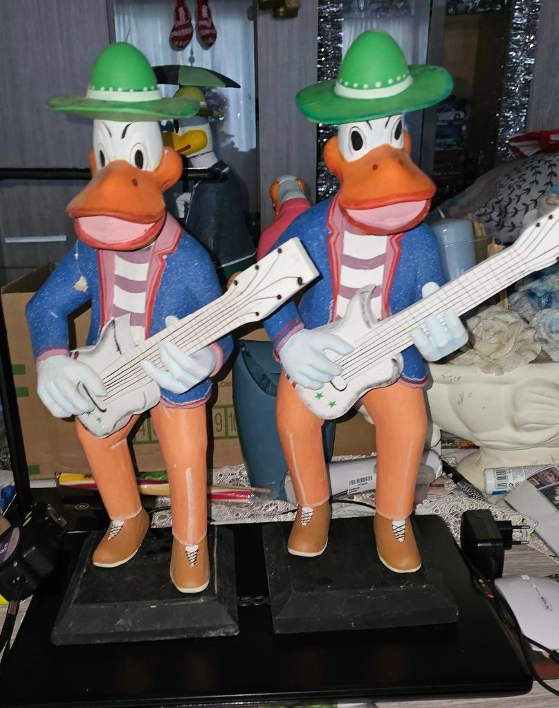 2 grote donald ducks met gitaar 44 cm hoog hout nieuw, Ophalen, Donald Duck, Nieuw, Beeldje of Figuurtje