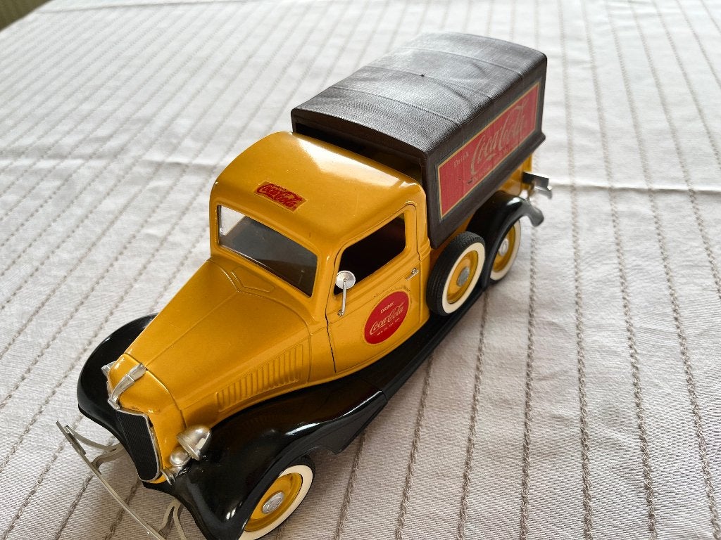 Coca Cola auto - voertuig geel met bak Ford 23,7 cm lang, Verzamelen, Ophalen, Gebruikt, Gebruiksvoorwerp