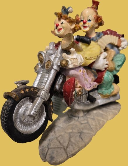 Beeldje clowns, Ophalen