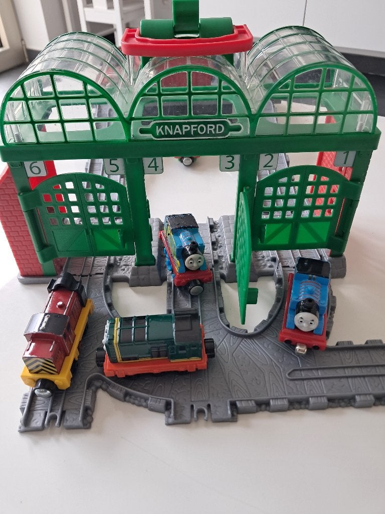 Tomas de trein Knapford station + locomotiefjes & wagons, Kinderen en Baby's, Speelgoed | Thomas de Trein, Ophalen, Gebruikt