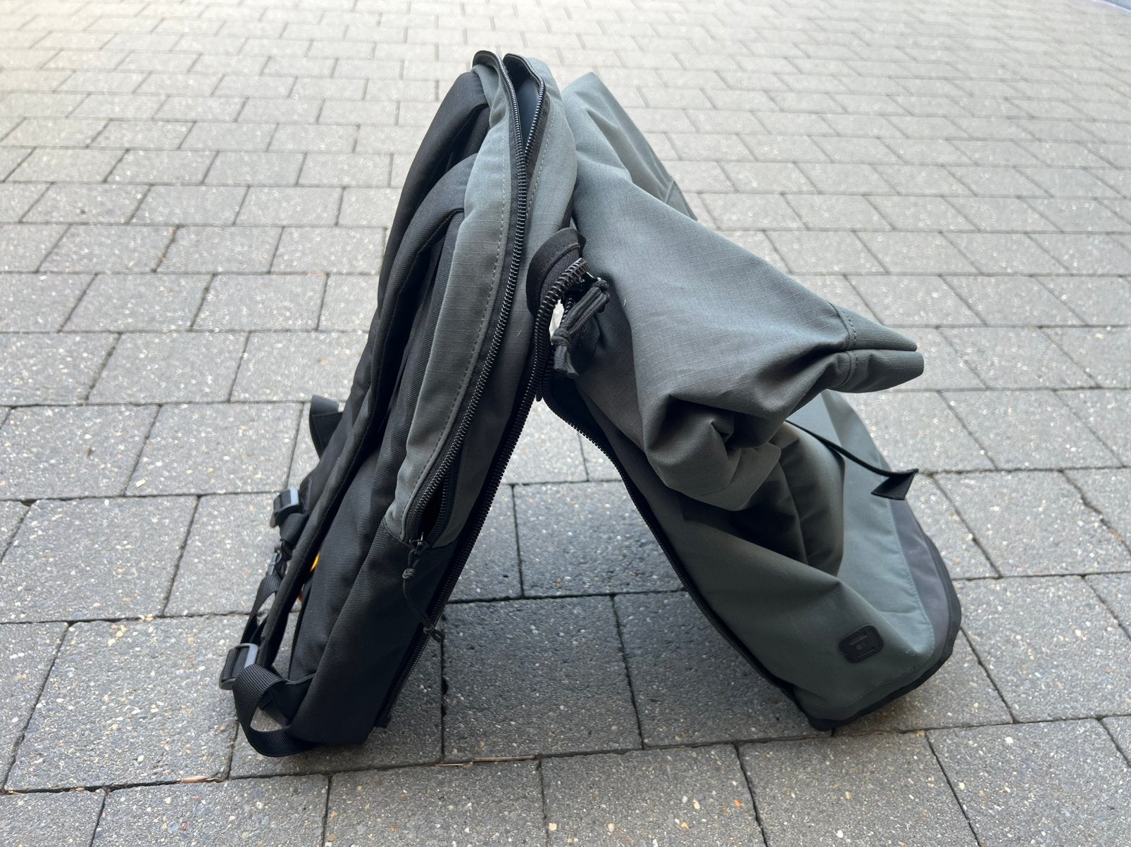 Rugzak dubbele fietstas groen grijs 27 liter, Fietsen en Brommers, Fietsaccessoires | Overige Fietsaccessoires, Ophalen, Zo goed als nieuw