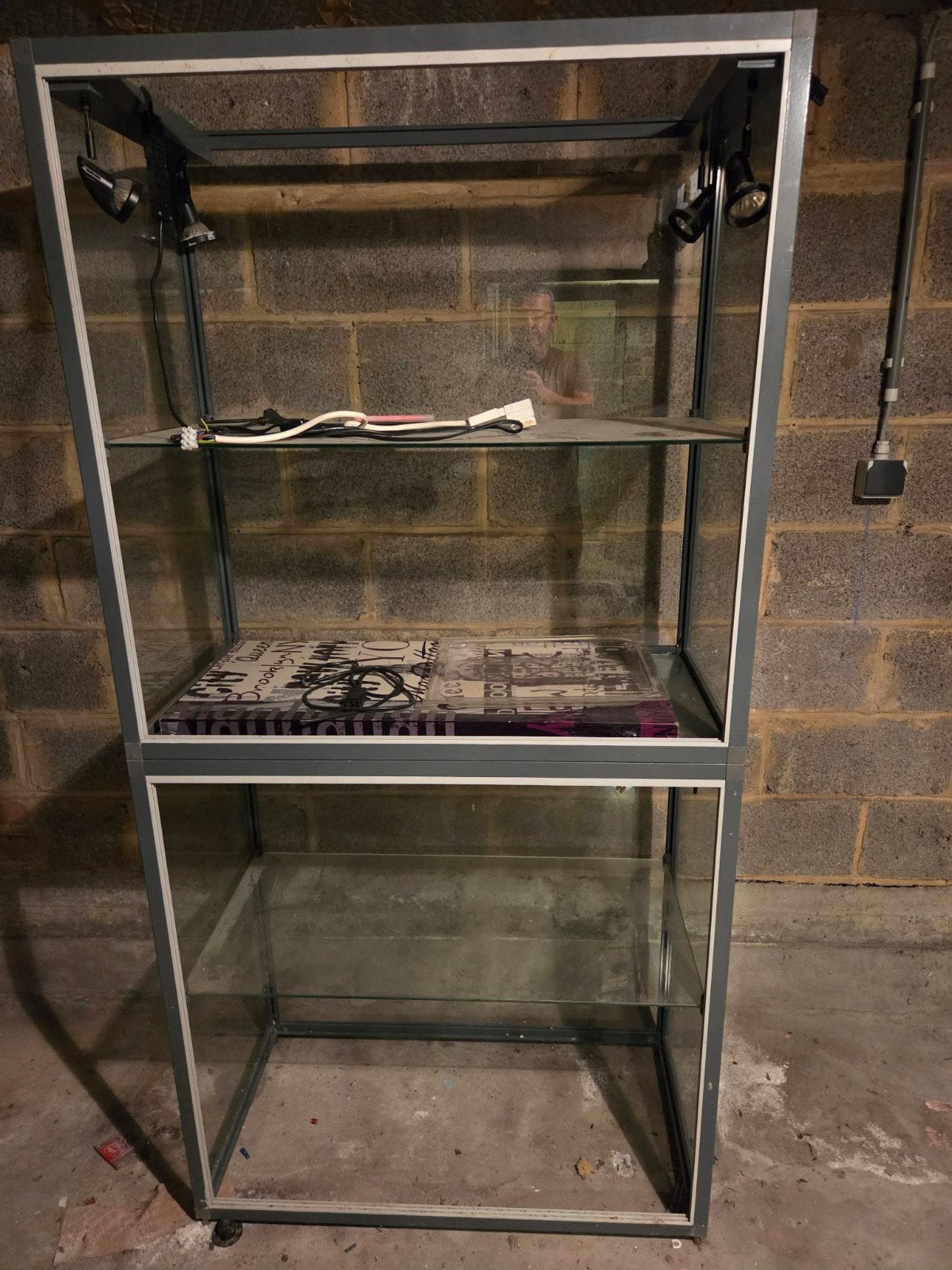 vitrine sans portes, Enlèvement, Verre