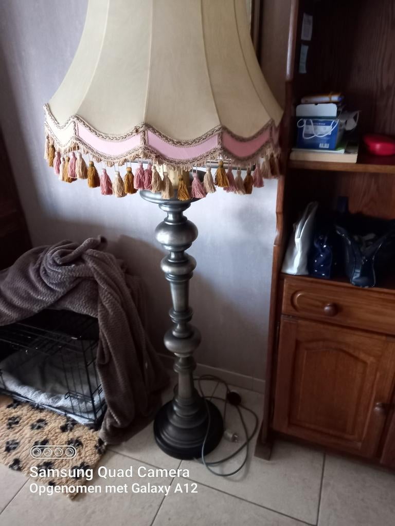 Lampenkap met tinnen voet, Enlèvement