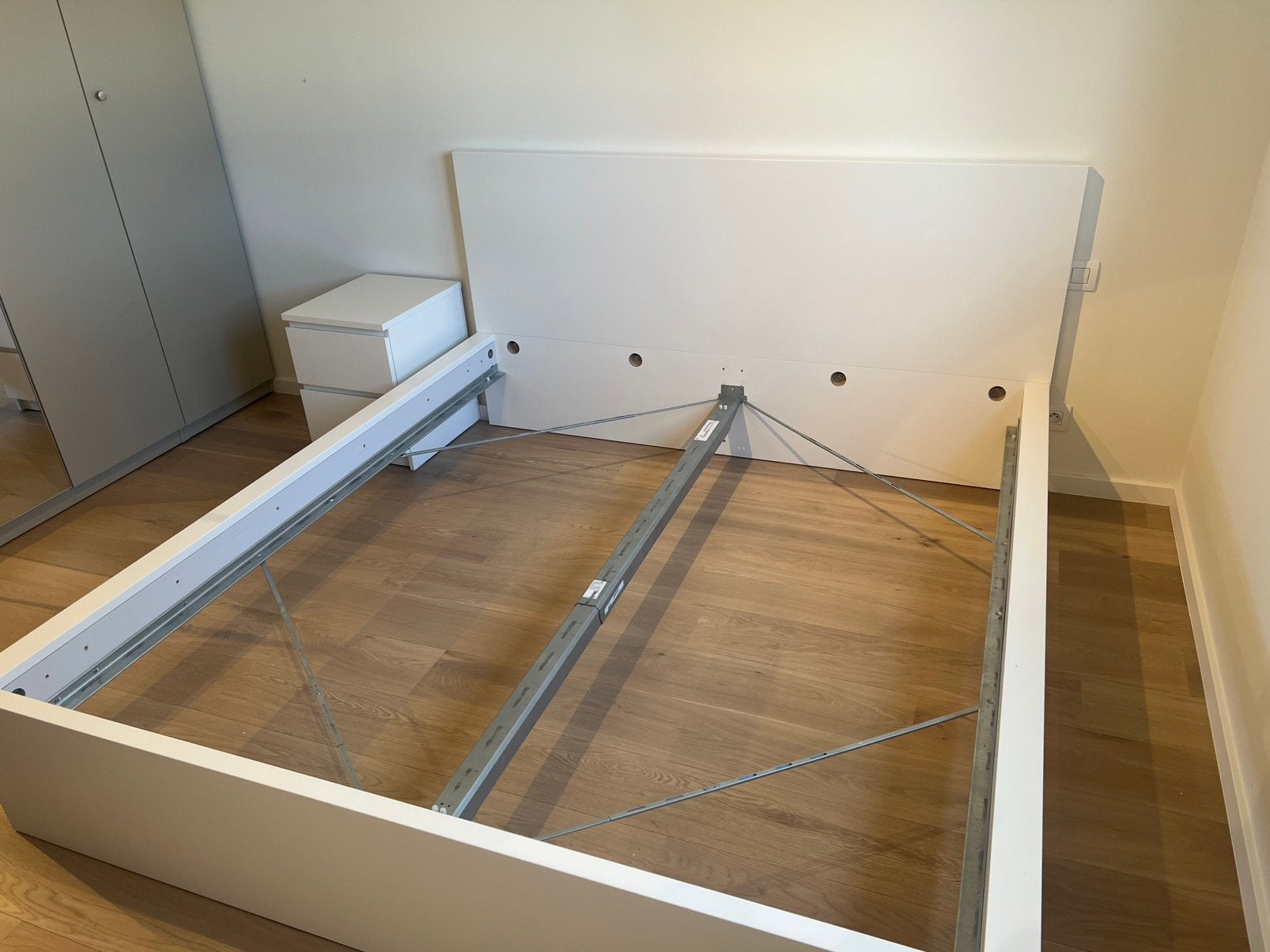 Wit bedonderstel 180x200 cm met 2 nachtkastjes, Ophalen, Overige materialen, Wit, Tweepersoons