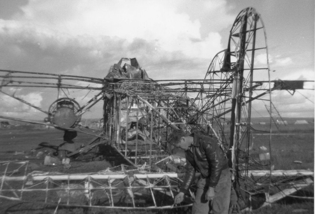 repro-photo - GI USAAFE avec épave d'avion italienne - SGM, Envoi, Armée de terre, Photo ou Poster