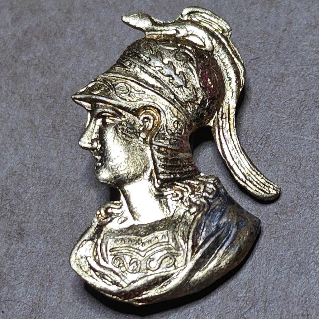 Athena met helm/Minerrva pin Messing, Collections, Enlèvement ou Envoi, Utilisé, Figurine, Insigne ou Pin's