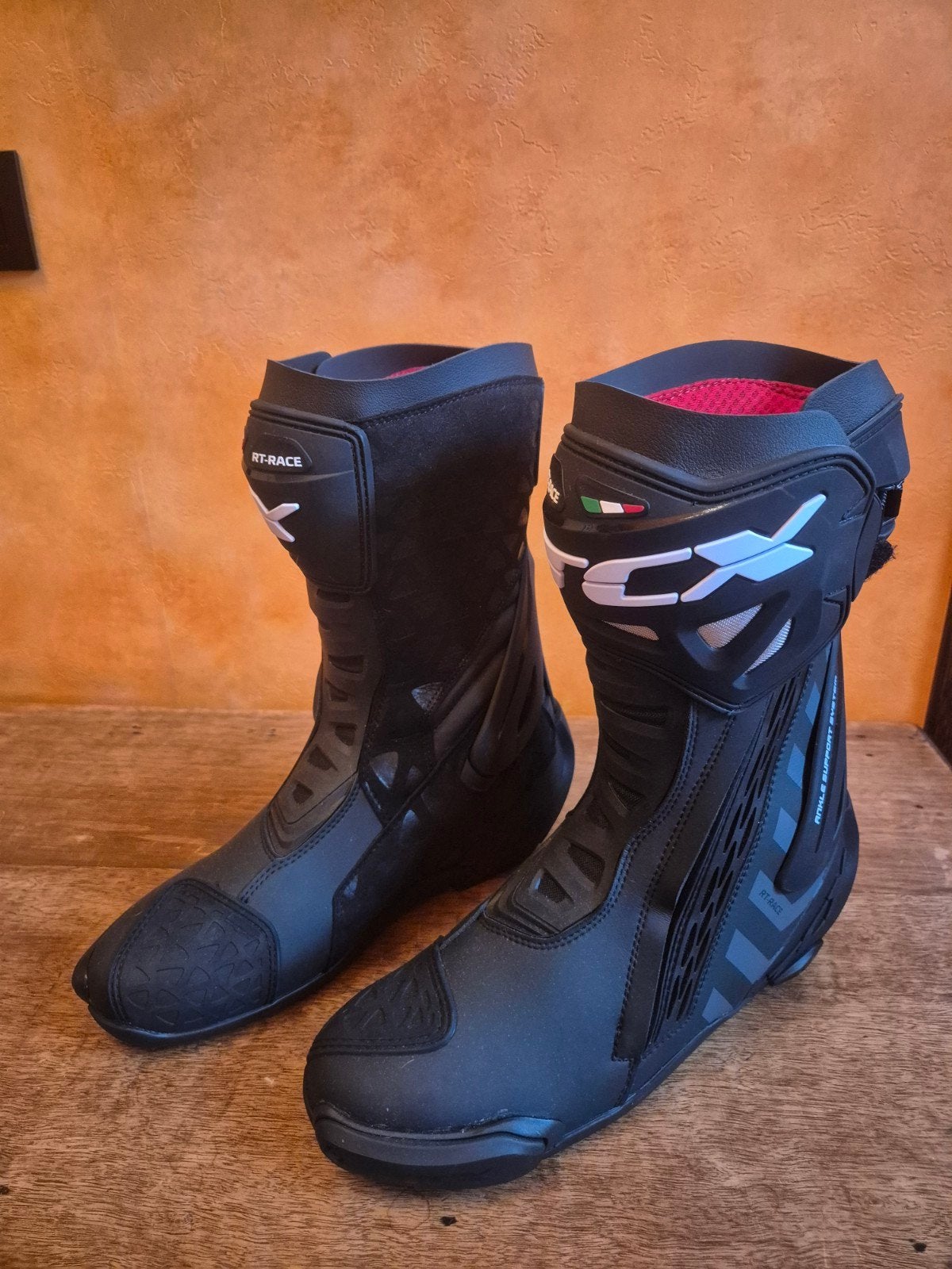 Chaussure de moto Bones TCX RT-RACE taille 45. Nouveau, Motos, Vêtements | Vêtements de moto, Enlèvement ou Envoi