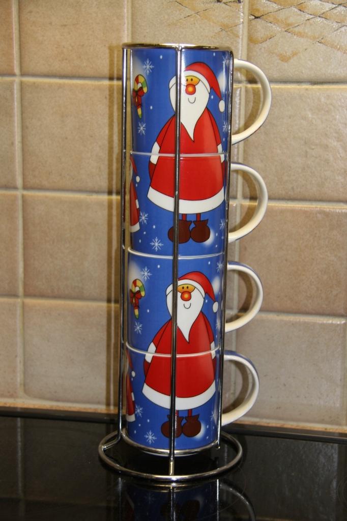4 kersttassen in houder, Ophalen of Verzenden, Zo goed als nieuw, Kop(pen) en/of Schotel(s)