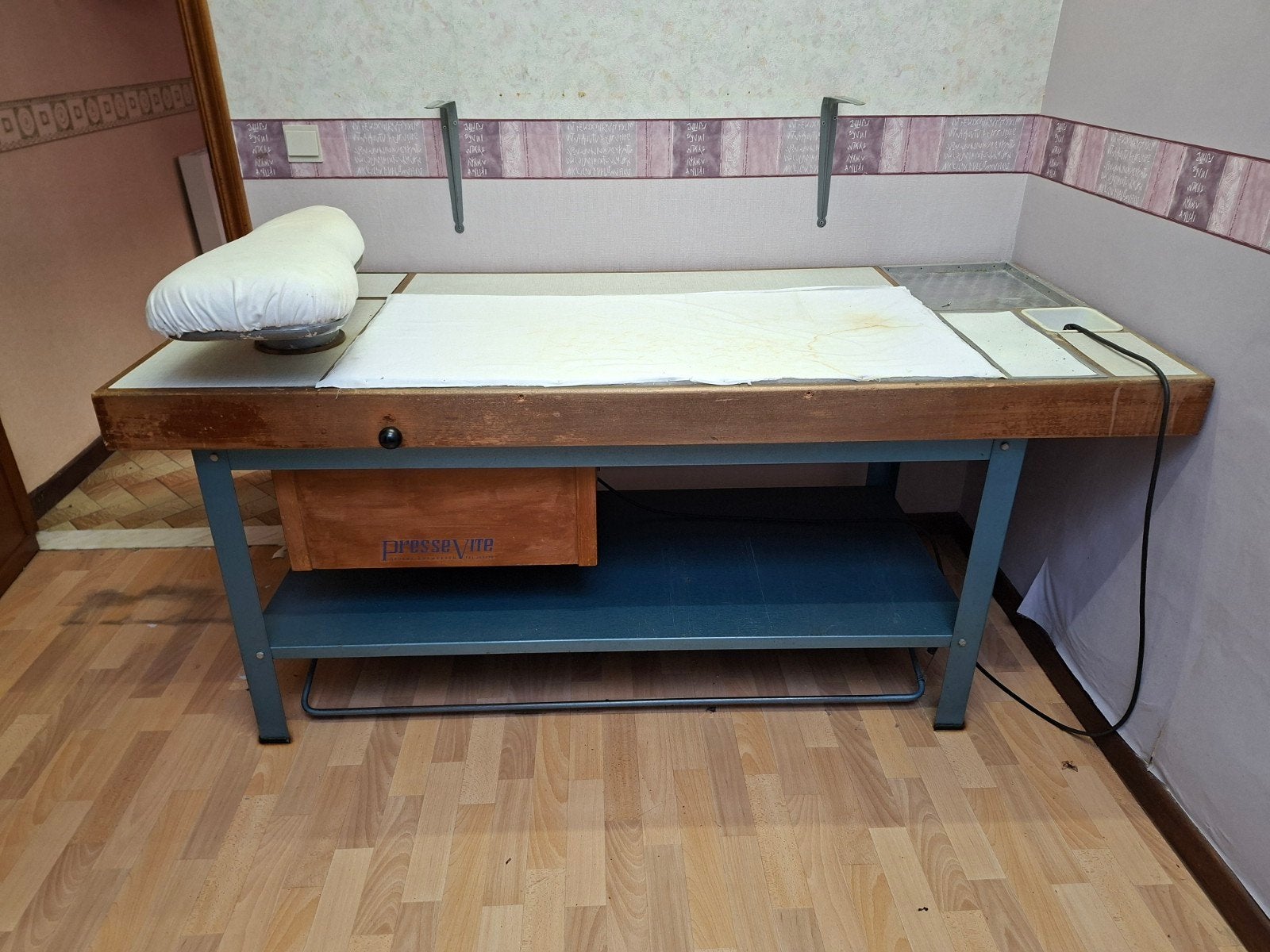Industriele strijktafel te koop, Ophalen, Gebruikt