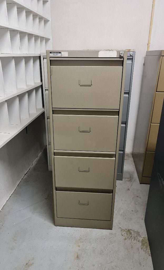 Armoire avec 4 tiroirs, espace de rangement pour les outils