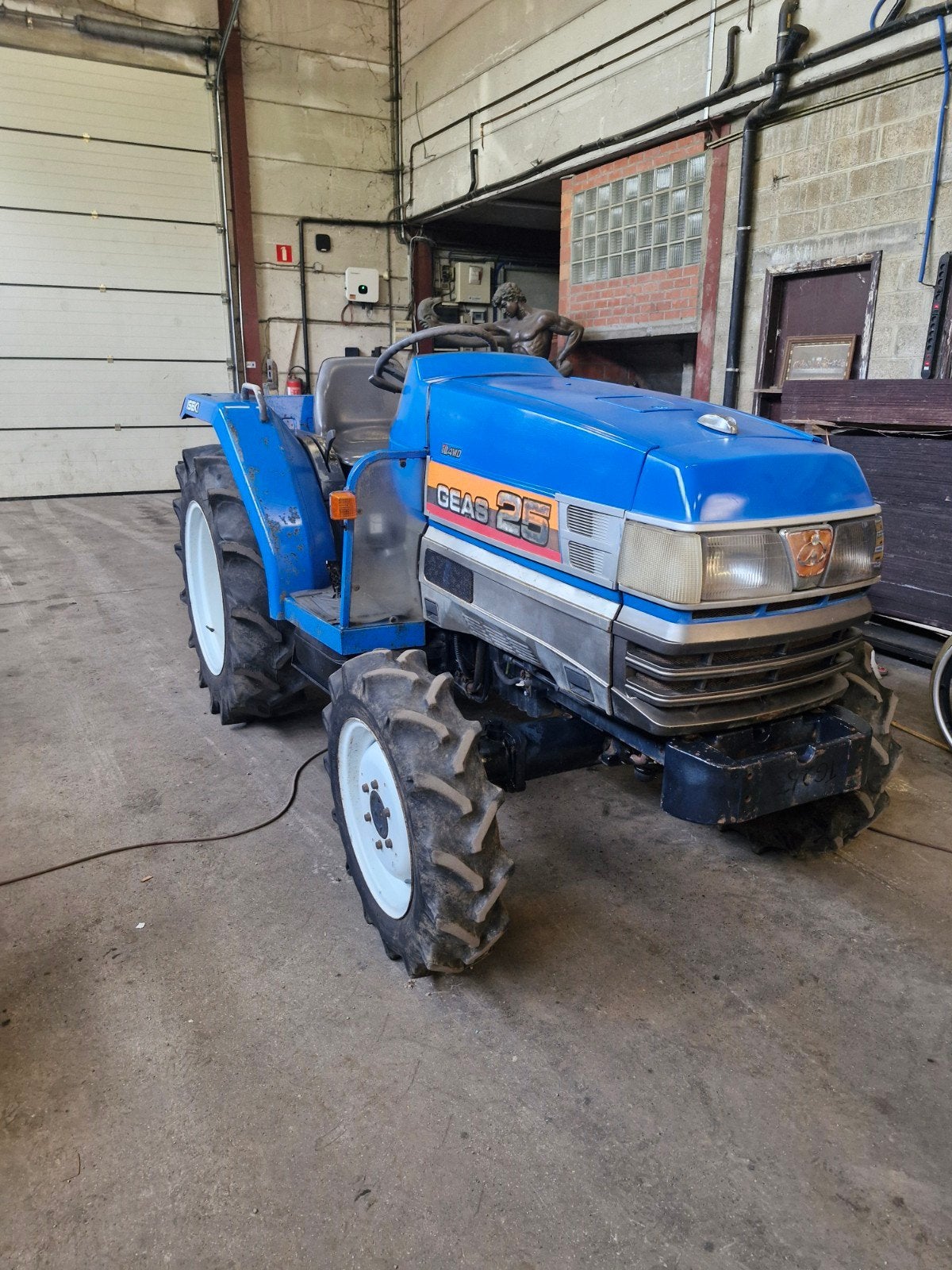 Tracteur 4x4 iseki 28 cheveaux avec direction assister, Articles professionnels, Agriculture | Tracteurs