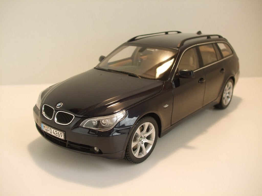 BMW 545i E61 Touring Blue BMW Dealer Edition 1/18 NOUVEAU, Hobby & Loisirs créatifs, Voitures miniatures | 1:18, Enlèvement ou Envoi