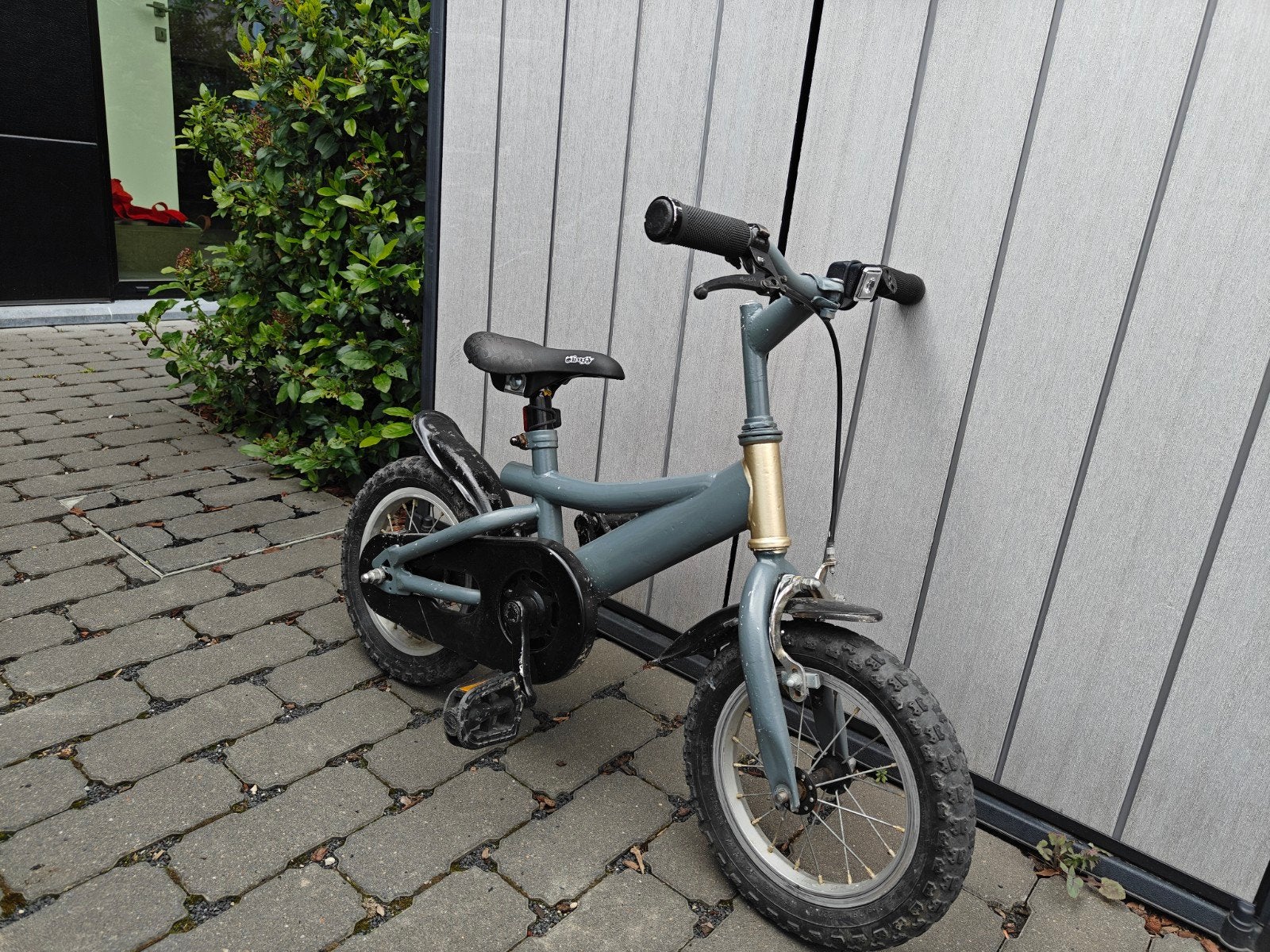 Grijze kinderfiets, Fietsen en Brommers, Fietsen | Kinderfietsjes, Ophalen, Terugtraprem, Zijwieltjes, Gebruikt