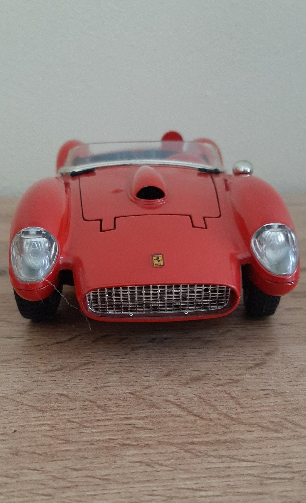 Ferrari 550 Maranello 1996 (1:18)
Toujours à Viterineka, Enlèvement