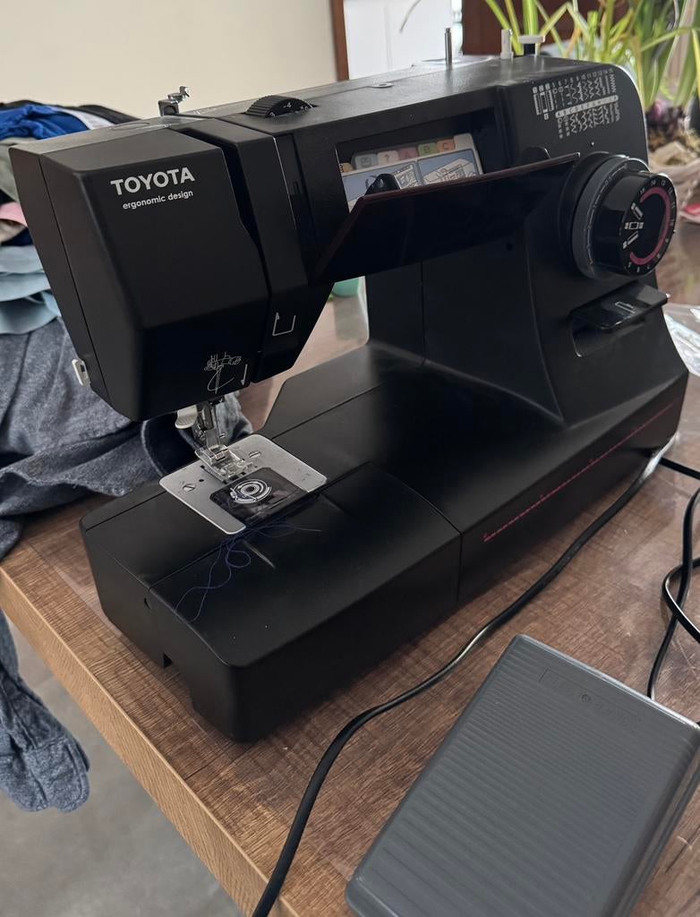 Naaimachine toyota super jeans 26, Ophalen, Zo goed als nieuw, Naaimachine