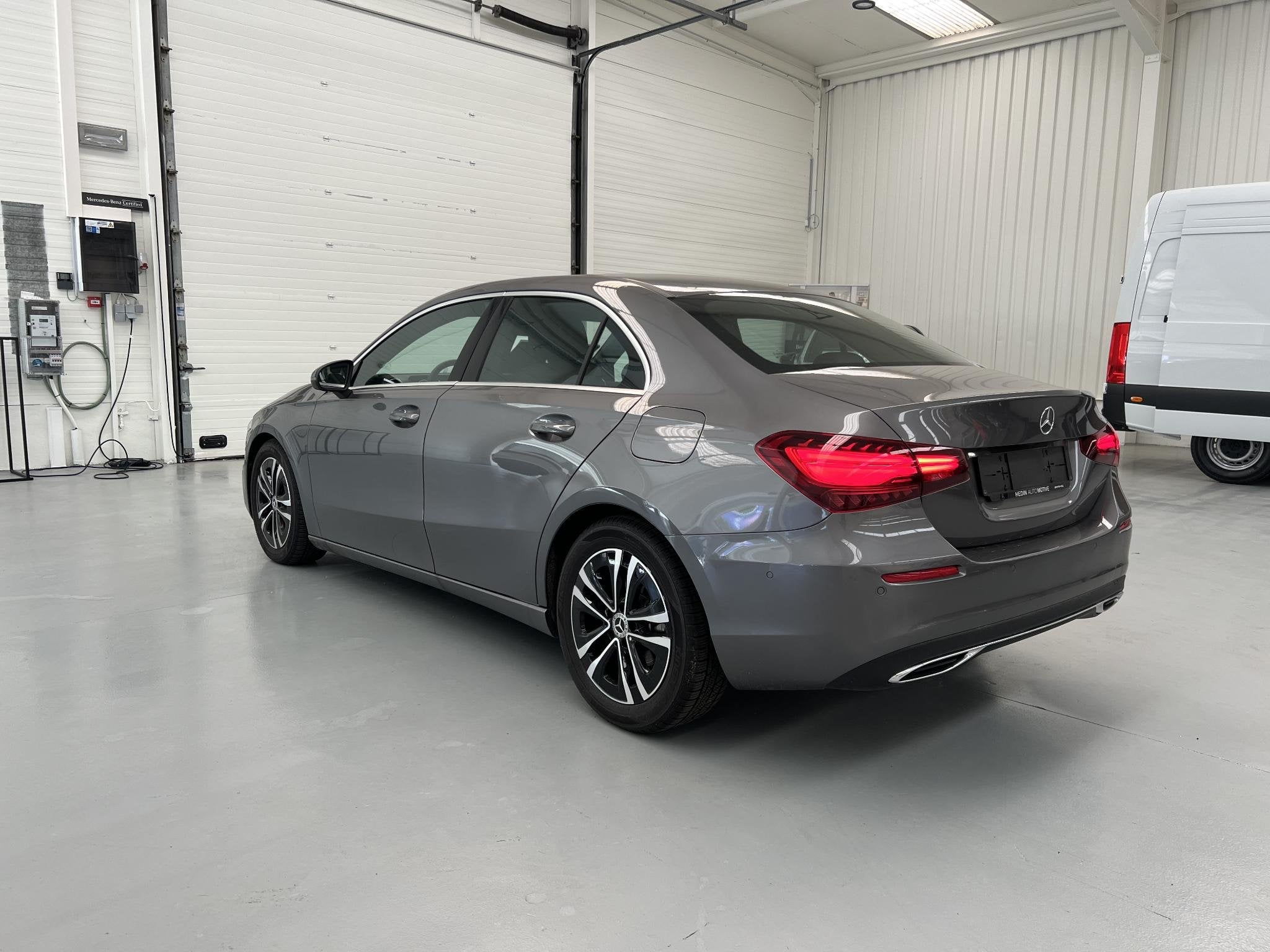 Mercedes-Benz A-Klasse 180 Berline Business Line | Smartphon, Auto's, 4 deurs, Stof, Gebruikt, Zwart