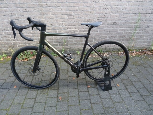 Scott Addict 30, carbon, 2023, goede staat, parelmoerkleur, Carbon, Zo goed als nieuw, Meer dan 20 versnellingen, Schijfrem