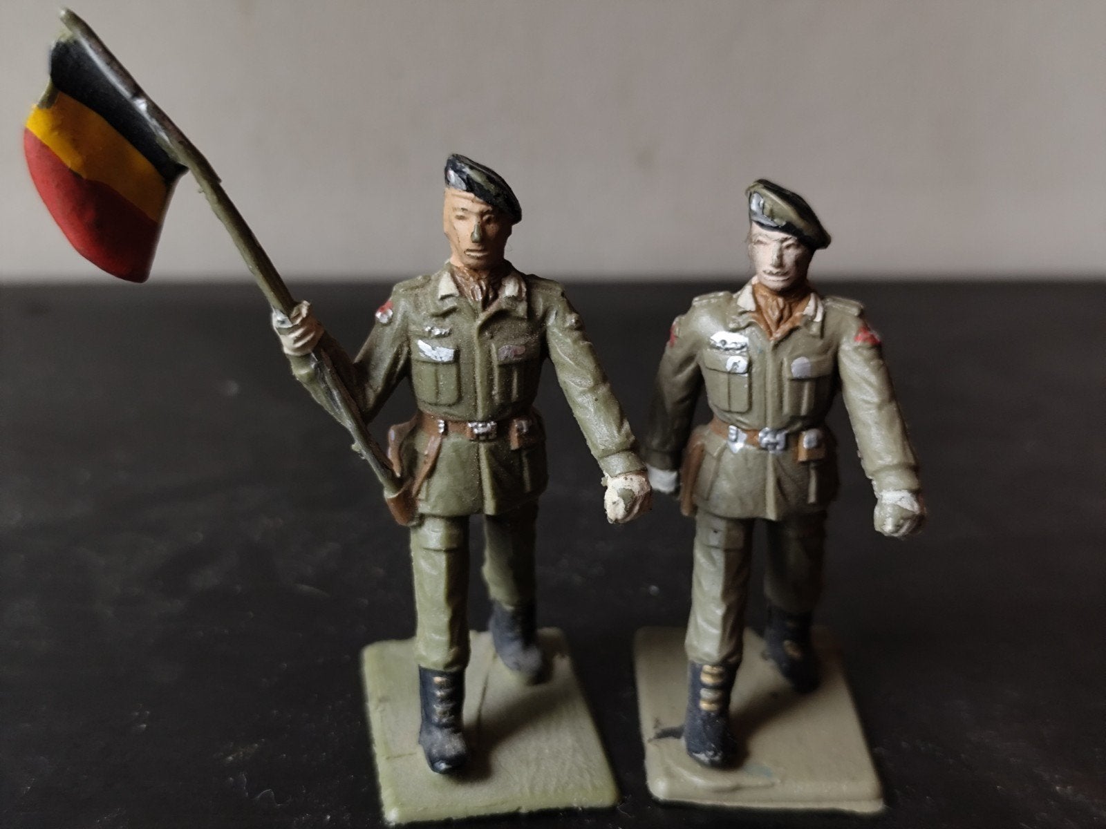 3 paradesoldaten. Belgisch. Kunststof