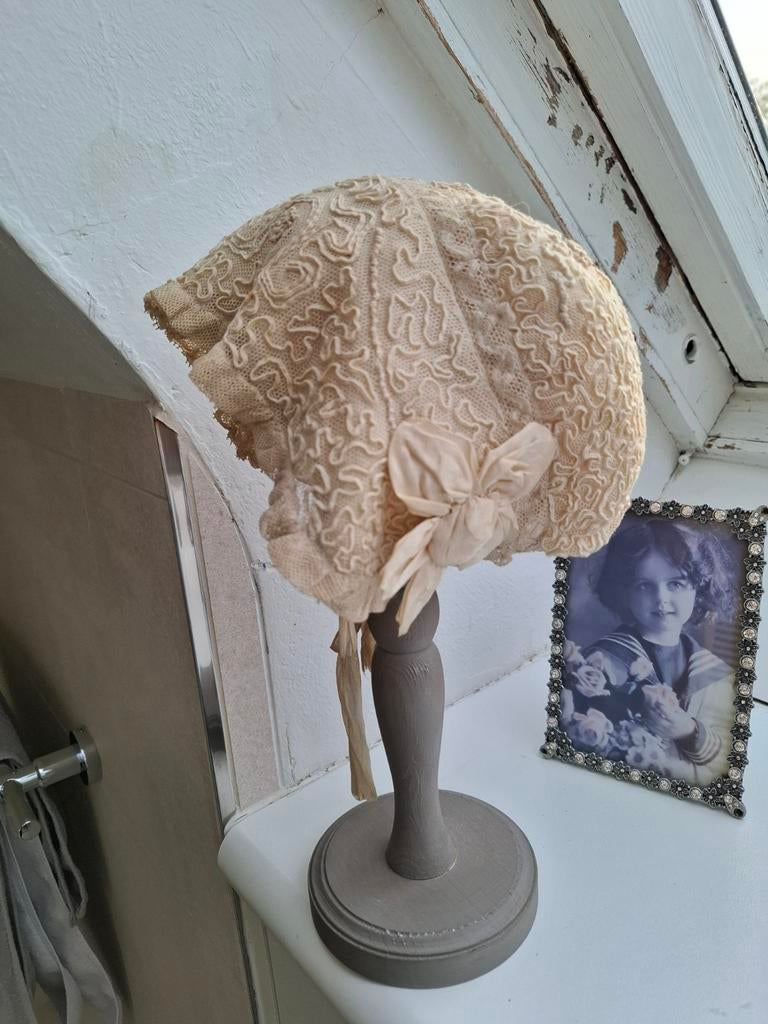 Hoedenstaander en mutsje, Antiquités & Art, Antiquités | Vêtements et Textile, Enlèvement ou Envoi