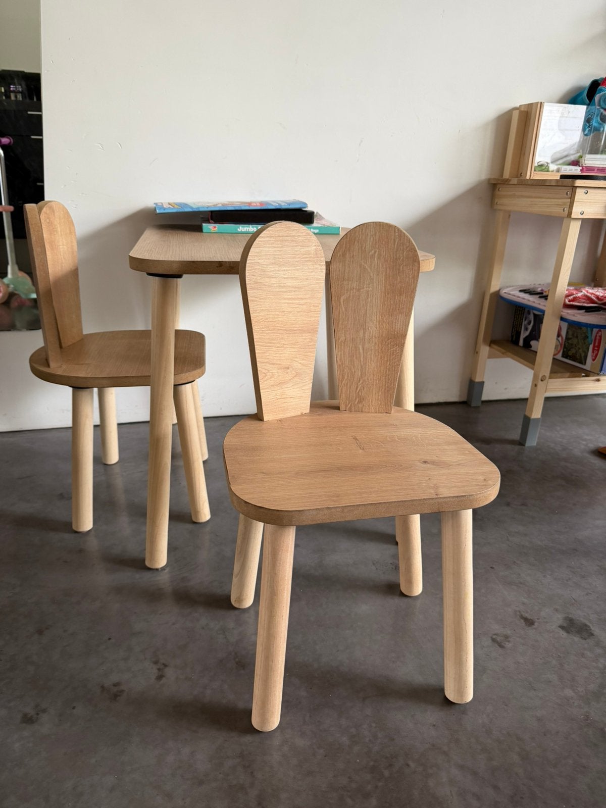 Deux sièges en bois pour enfants, Enfants & Bébés, Chambre d'enfant | Tables & Chaises, Enlèvement, Comme neuf, Chaise(s)