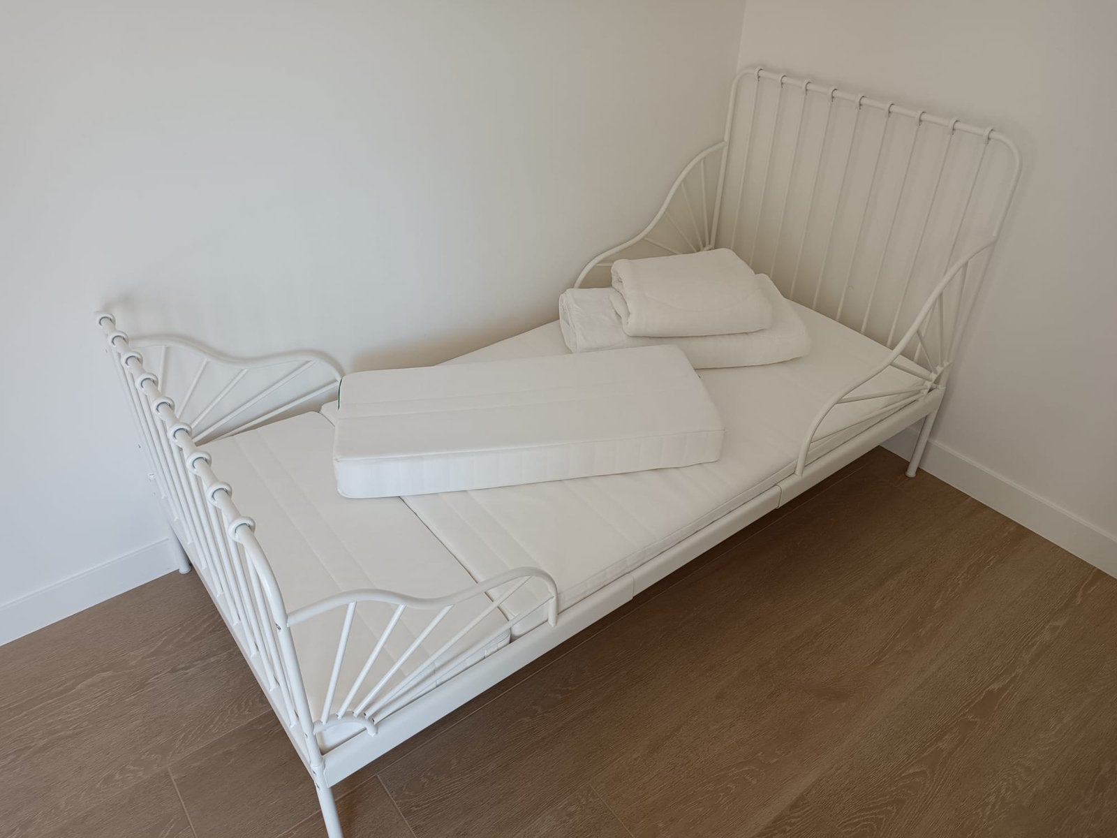 Lit bébé IKEA avec matelas de croissance !, Enfants & Bébés, Enlèvement, Comme neuf, Matelas
