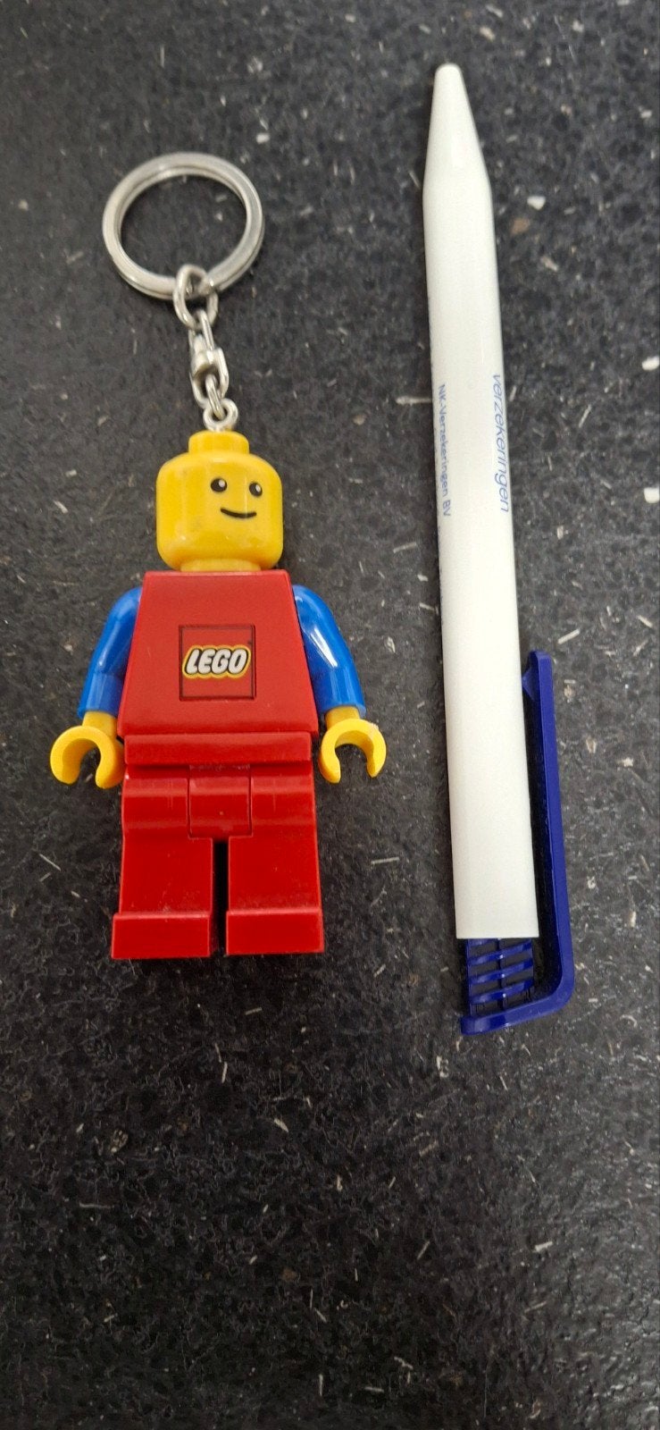 Porte-clés LEGO avec lumière LED dans les pieds 2010, Collections, Porte-clés, Enlèvement ou Envoi, Comme neuf, Peluche ou Figurine