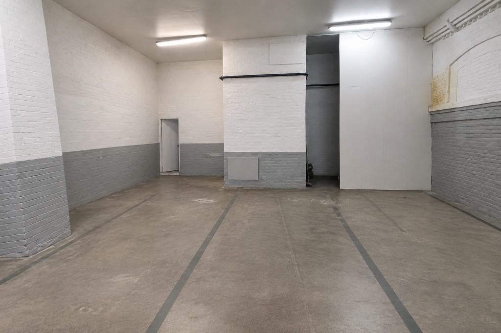 BOX DE STOCKAGE 300 m² a louer -, Charleroi