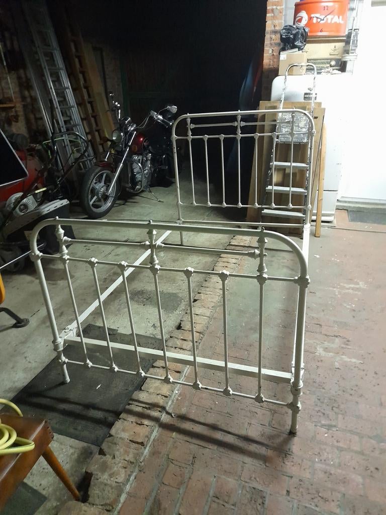 Stevig oud ijzeren bed, Antiek en Kunst, Ophalen