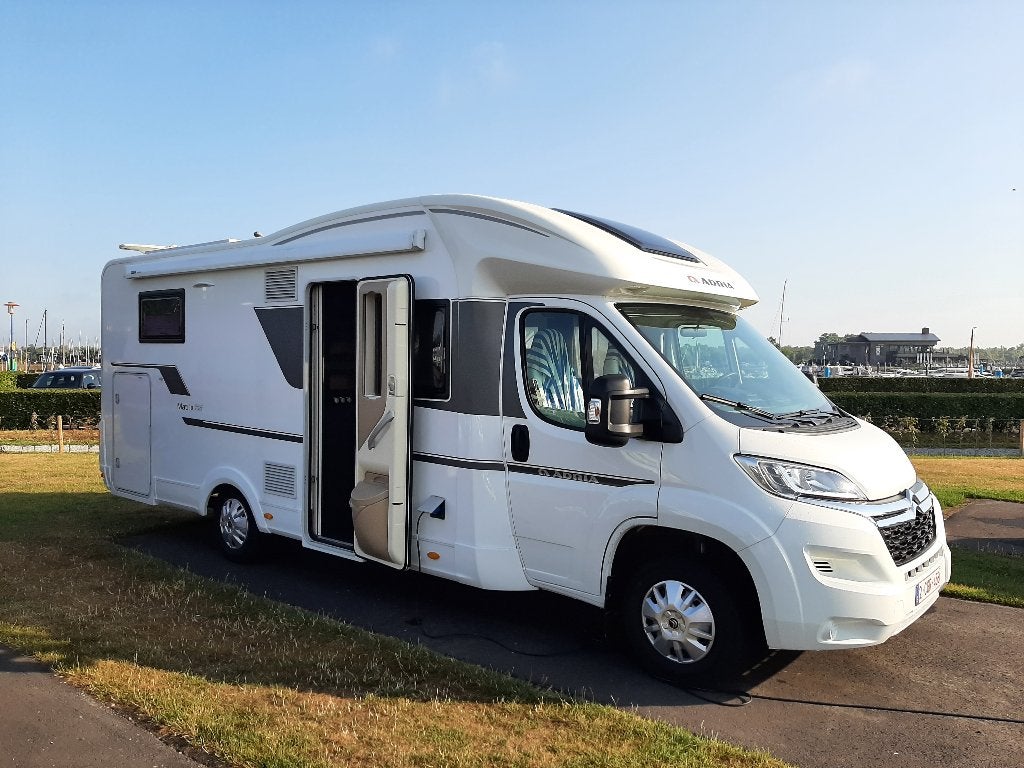 Mobilhome Camper Adria Matrix 670 DC Axess 2019, Caravans en Kamperen, Mobilhomes, Chemisch toilet, Ringverwarming, 7 tot 8 meter