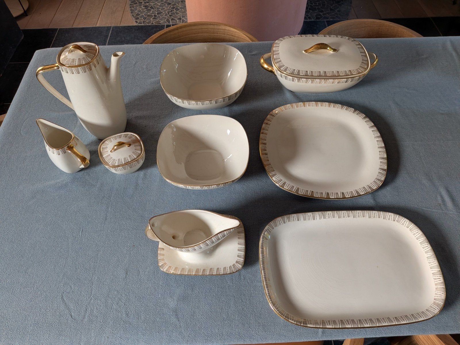 vintage serviesgoed Boch. Gebroken wit met gouden randje., Ophalen, Zo goed als nieuw, Porselein, Compleet servies