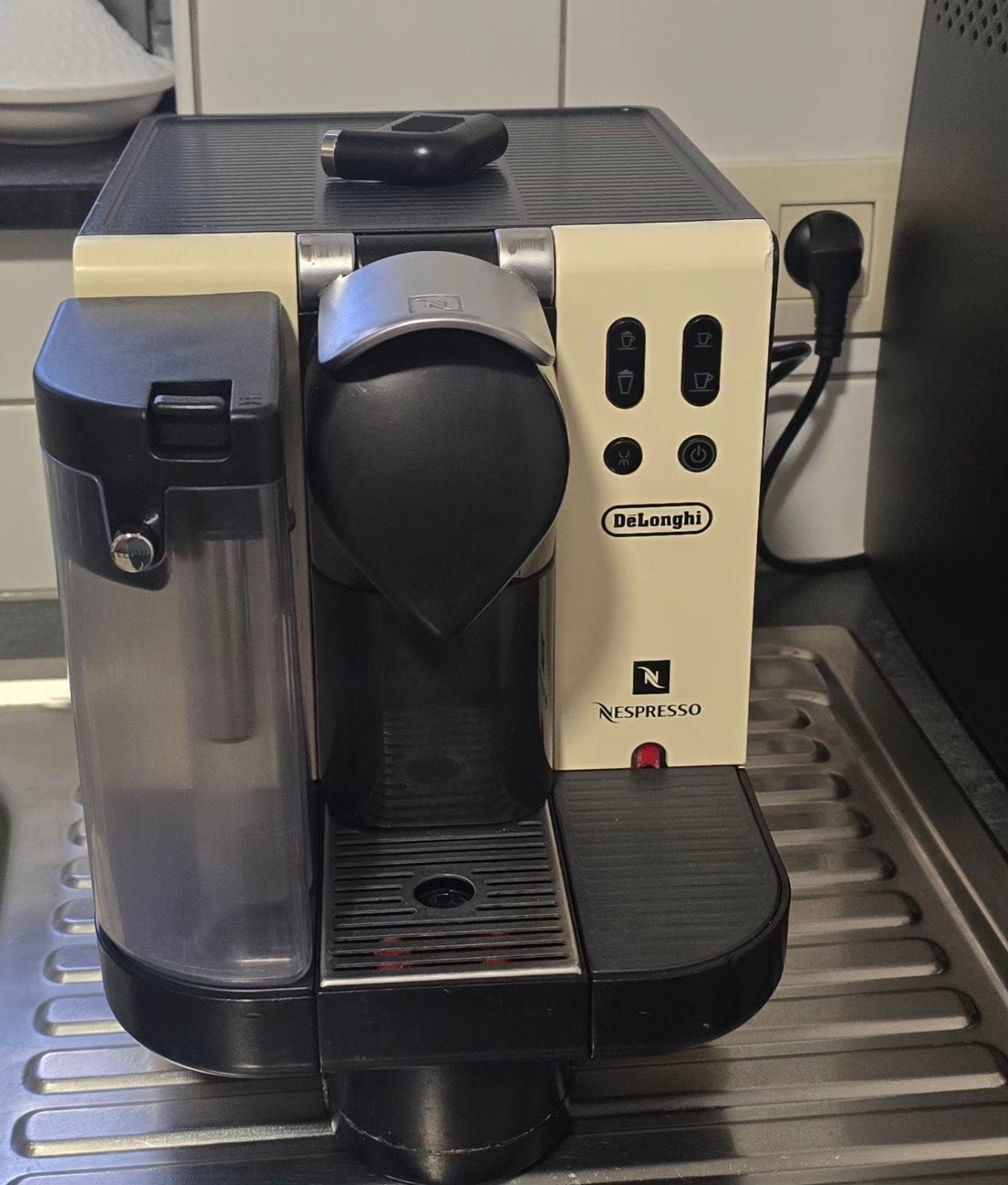 De Longhi Nespresso koffieMachine Capsules Prijs 30 euro, Ophalen, Koffiemachine