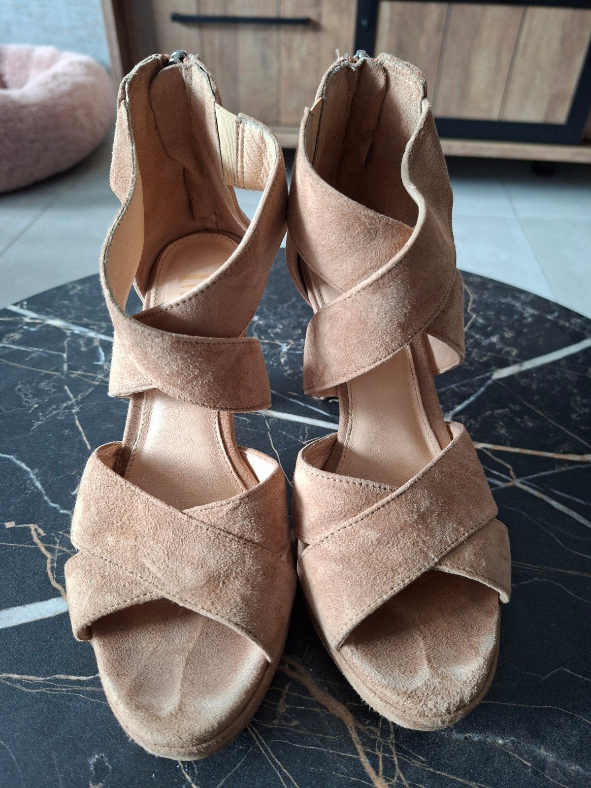 Sandales à talons en daim Via Limone - Taille 37, Enlèvement ou Envoi, Beige, Chaussures à haut talons, Via Limone